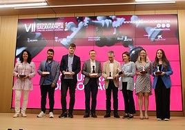 Foto de familia de los participantes en la anterior edición con sus trofeos.