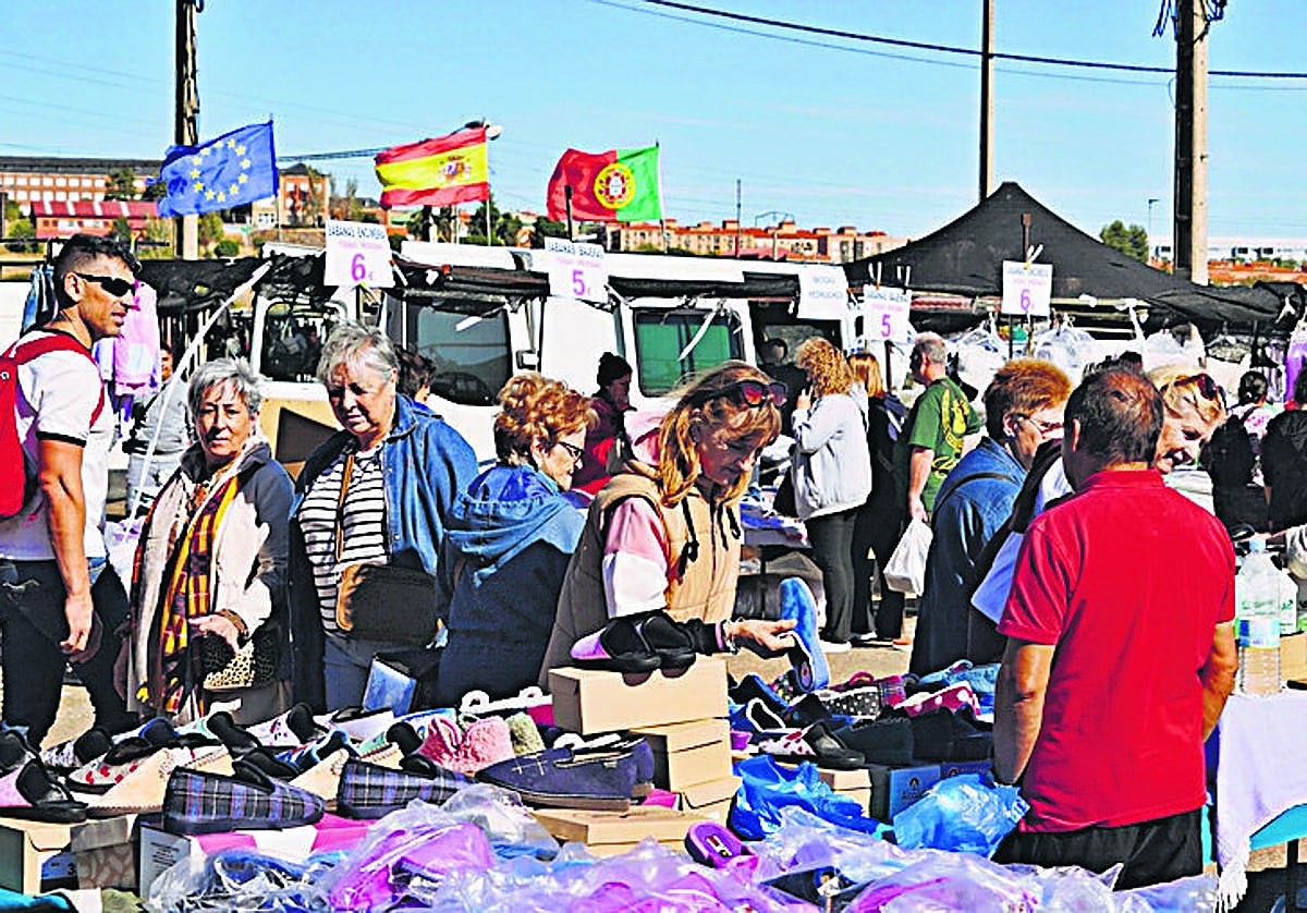 Vendedores y clientes, el domingo pasado en el rastro tras su regreso a La Aldehuela.