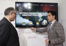 José Miguel Mateos Roco, vicerrector de Investigación, y Emilio Corchado, CEO de Startup Olé.