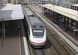 Imagen de un Alvia estacionado en la estación de tren de Salamanca.