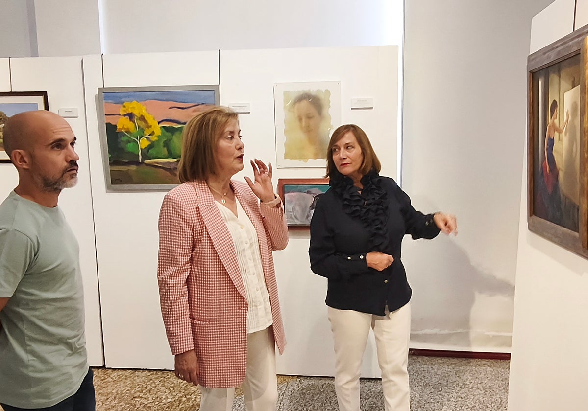 Pedro Pérez, Sonsoles Núñez y Carmen Ávila visitan la exposición.
