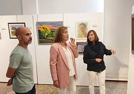 Pedro Pérez, Sonsoles Núñez y Carmen Ávila visitan la exposición.
