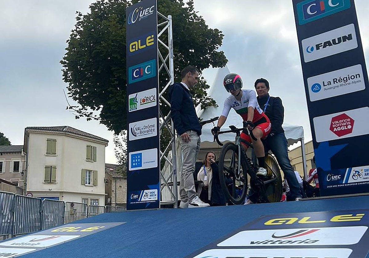 Ivanova, del equipo HyD Ciudad de Salamanca, antes de comenzar la contrarreloj en el Europeo Júnior.