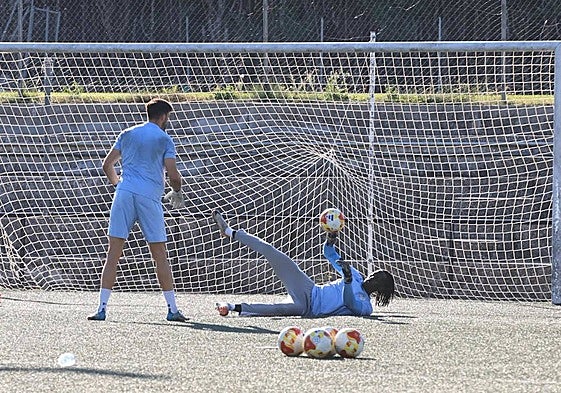 Villanueva y Leo Mendes realizan un ejercicio durante la sesión de este martes.