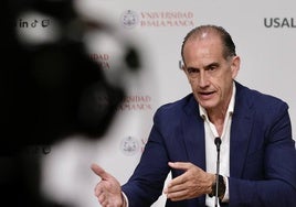 El director territorial de Recoletas Salud, Óscar Iglesias, en la Universidad de Salamanca.
