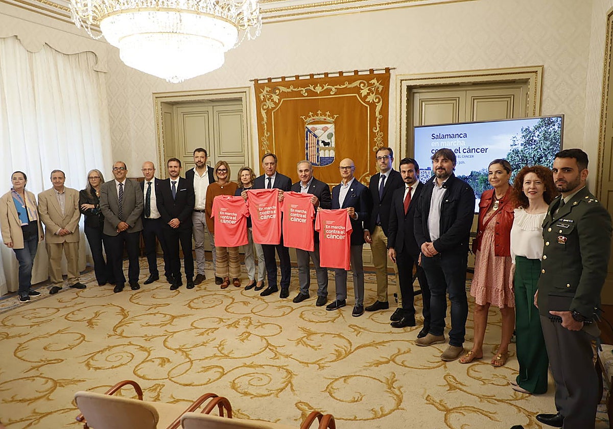 Carlos Carbayo y Ángel Losada, en el centro, junto a voluntarios, autoridades y patrocinadores.
