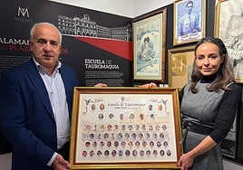 Jesús María Ortiz y Carmen Seguín, con la orla de todos los matadores de toros de la Escuela taurina.