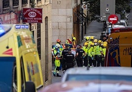 Agentes de Policía Nacional y trabajadores de emergencias en las inmediaciones dónde se derrumbó un edificio en obras.