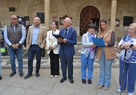 Ramón Sastre y Joana Veloso, durante la intervención en la Plaza Mayor.