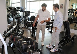 José Santomé muestra las nuevas adquisiciones al concejal, Jesús Manuel Hernández.