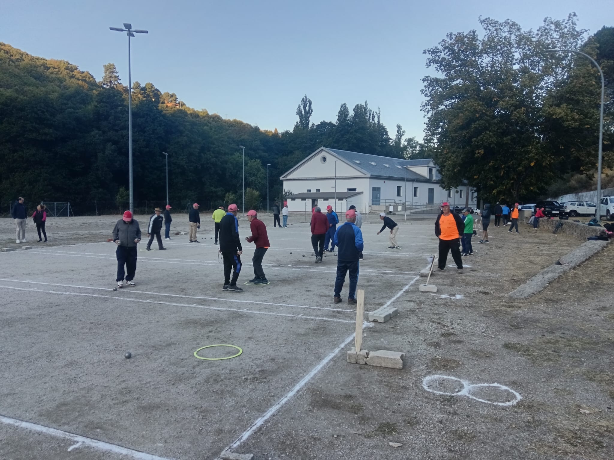 Primer torneo local de petanca en Béjar con buena participación en una modalidad en auge