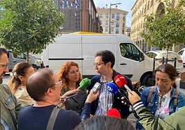 Elvira Sánchez y José Luis Mateos, este miércoles, en la plaza del Mercado.