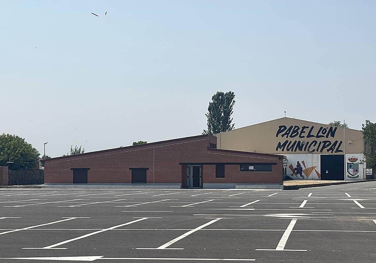 Al fondo, el pabellón Municipal de Babilafuente, en un entorno recientemente renovado.