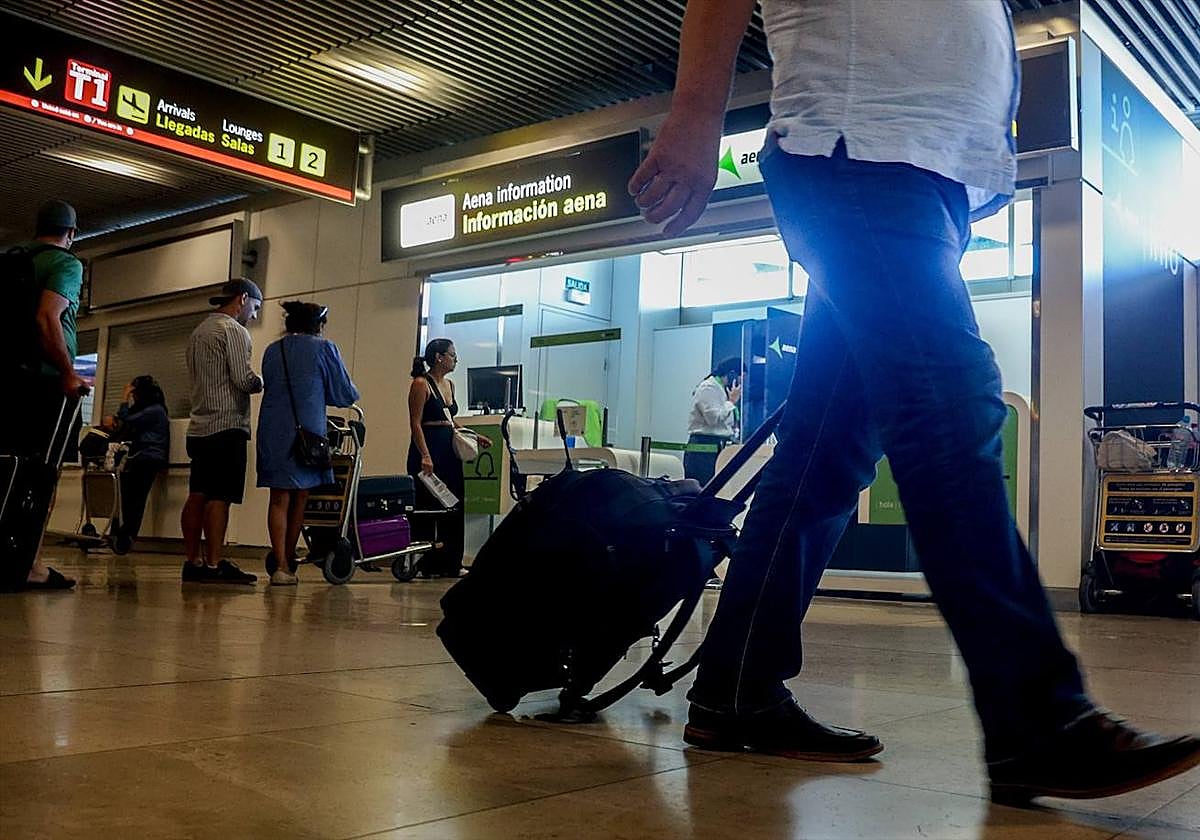 Un hombre con una maleta en el aeropuerto Adolfo Suárez-Madrid Barajas.