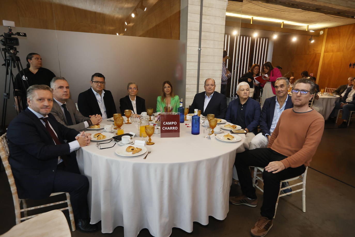 Jesús Hierro (Laboral Kutxa), Raúl San Segundo (Junta de Castilla y León), Javier Tamames (Aconsa), Marian Vicente (LA GACETA), Victoria Manjón (Ayuntamiento de Castellanos de Moriscos), Ignacio Rivas (Ayuntamiento de Salamanca), Alfredo Andrés, José Ángel Perfontán y Pablo Martín (Patronato de Vivienda).