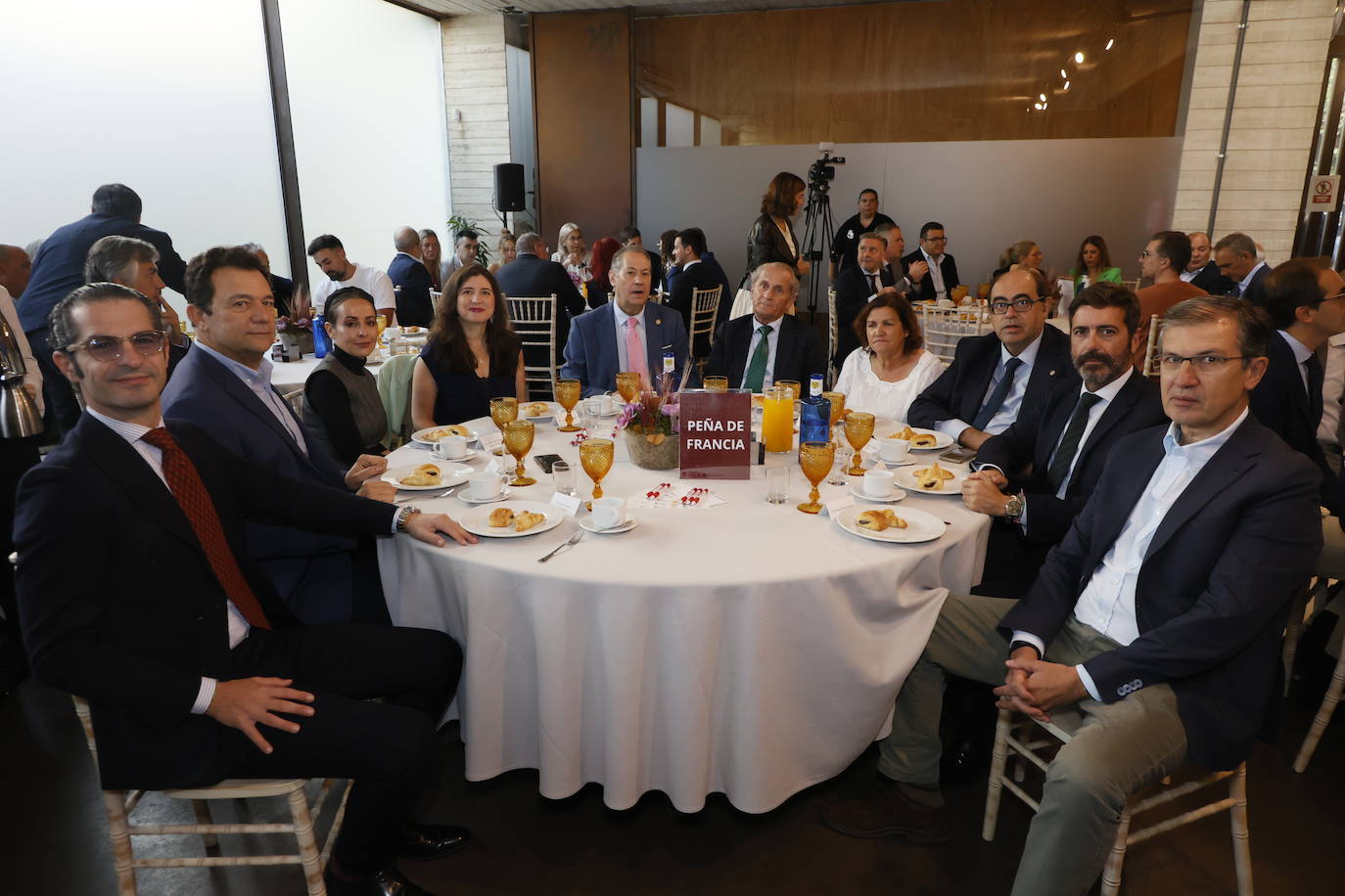 Emilio Checa Domínguez (secretario general de la Cámara de Comercio), Andrés García Alcalde (gerente del Patronato Vivienda), María Del Carmen Seguín Kattán (5ª teniente de alcalde y concejala del Ayuntamiento de Salamanca), Miryam Rodríguez López (2ª teniente de alcalde y concejala del Ayuntamiento de Salamanca), Fernando Carabias Acosta (3er teniente de alcalde y concejal del Ayuntamiento de Salamanca), Jaime González Lucas (director general de LA GACETA), Nieves García Mateos (diputada de Ferias y Mercados de la Diputación de Salamanca), Fernando Rodríguez Alonso (4º teniente de alcalde y concejal del Ayuntamiento de Salamanca), Antonio Flórez Pérez (secretario general de la Confederación de Empresarios de Salamanca) y Manuel Prieto Sierra (vicepresidente de CEOE CEPYME).
