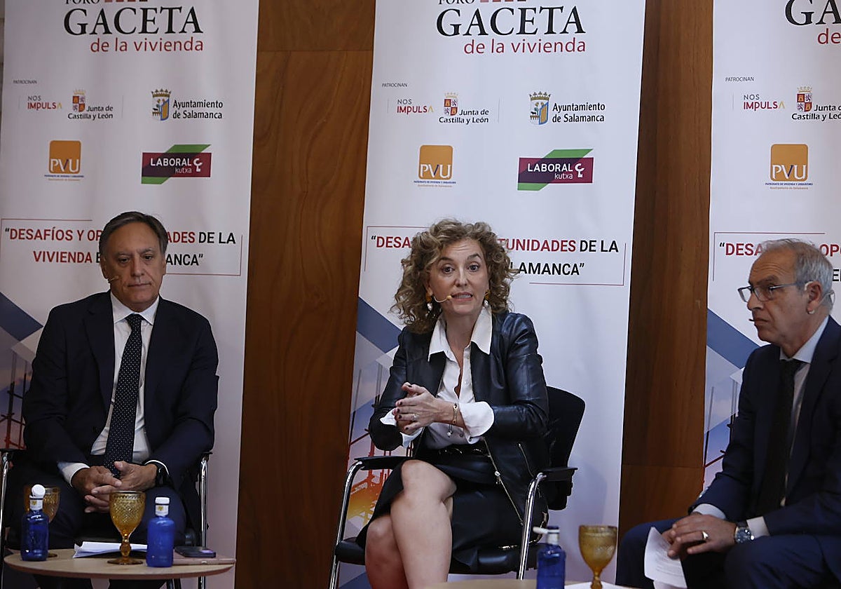 Carbayo, Pardo y Ballestero, durante el Foro GACETA de la Vivienda.