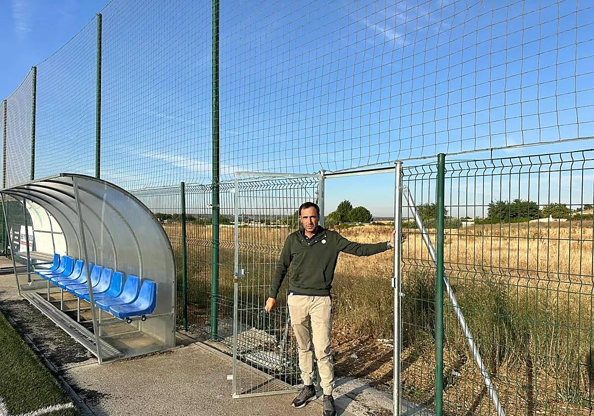 El edil de Deportes, Salvador Ruano, en la zona en la que se instalarán las gradas en el campo de fútbol de El Salinar.