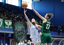 Stoupalova intenta anotar frente a la experfumera Vitola.