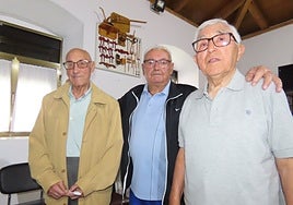 Aurelio Astudillo, Sotero Péscador y Claudio Martín, en su pueblo, Rágama.