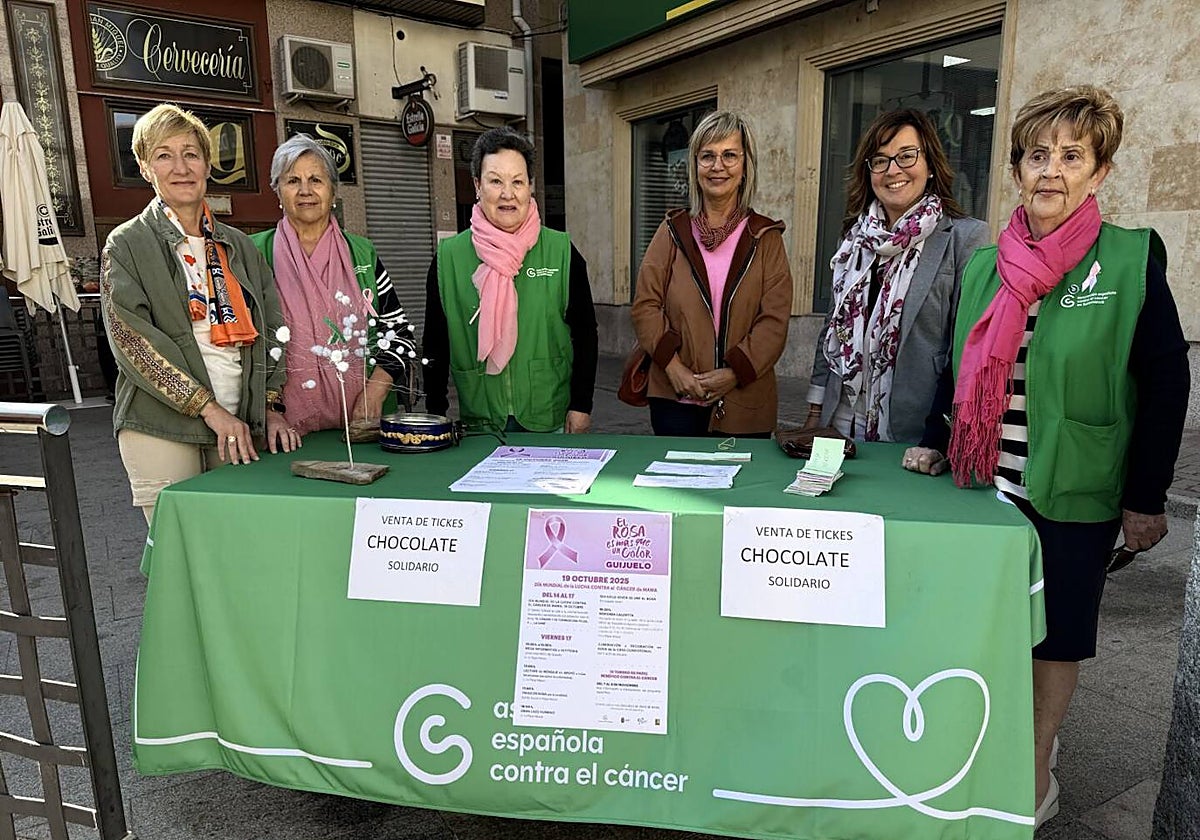 Las concejalas apoyaron a las voluntarias presentes en la mesa colocada este jueves.