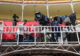 Cámaras de televisión en la plaza de Las Ventas de Madrid.