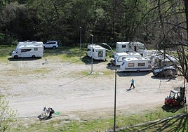 Varias autocaravanas, aparcadas en Salamanca.