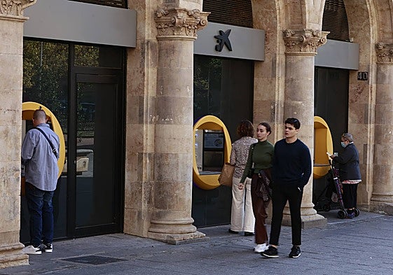 Varias personas, sacando dinero en cajeros de la ciudad.
