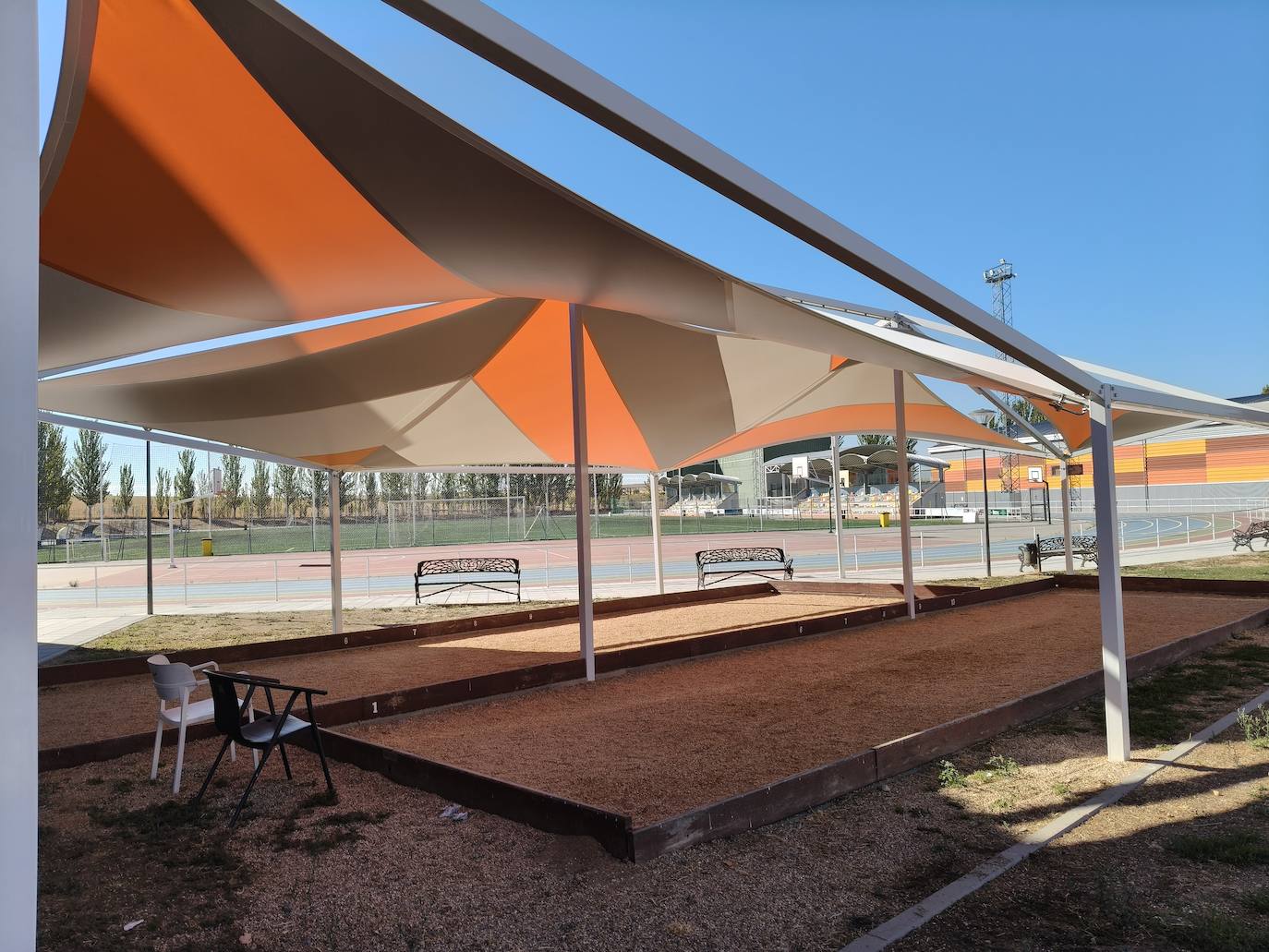 Pistas de petanca recientemente cubiertas.