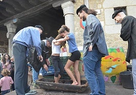 Pisada de la uva con teatralización y participación popular.