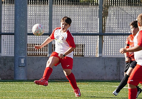 Unai, del Promesas Las Villas alevín, despeja el esférico de su área en un encuentro