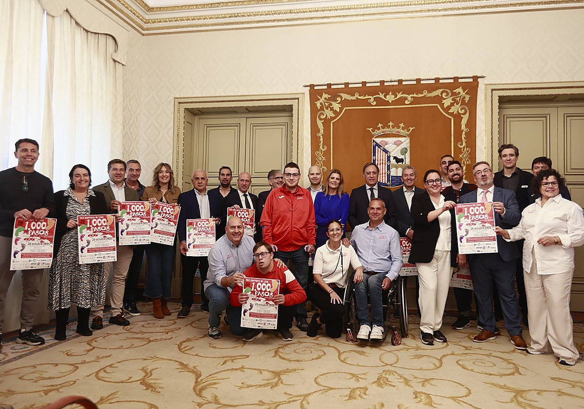 El alcalde, Carlos Carbayo, junto al presidente de Aviva, Miguel Benito, y los patrocinadores.