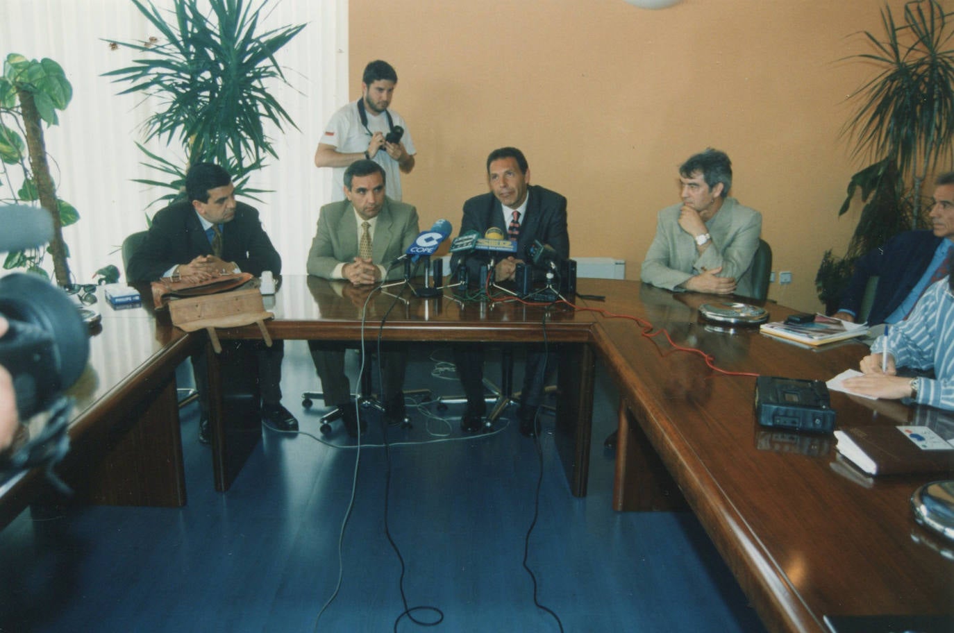 La Unión Deportiva Salamanca presentó a Miguel Ángel Russo el 26 de mayo de 1998 como entrenador para la temporada 1998-99, mientras terminaba la liga argentina dirigiendo al Rosario Central. Russo fue el técnico encargado de sustituir al brillante Txetxu Rojo, que terminó la liga 1997-98 con la histórica goleada de 1-4 al Barça en el Nou Camp para salvar la categoría.