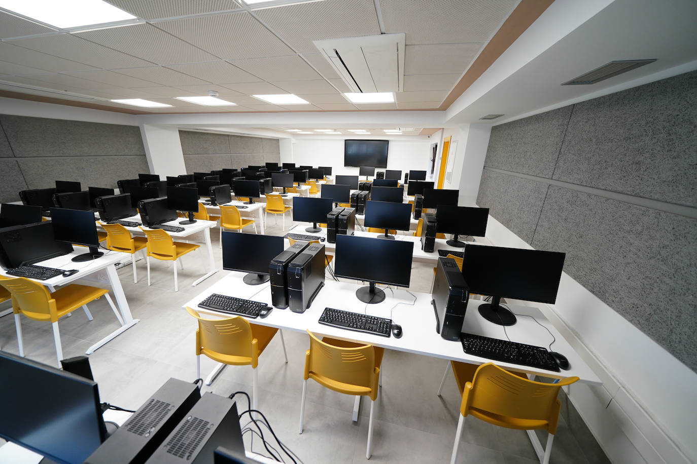 Así es el nuevo edificio de la Universidad Pontificia en la calle Peña Primera