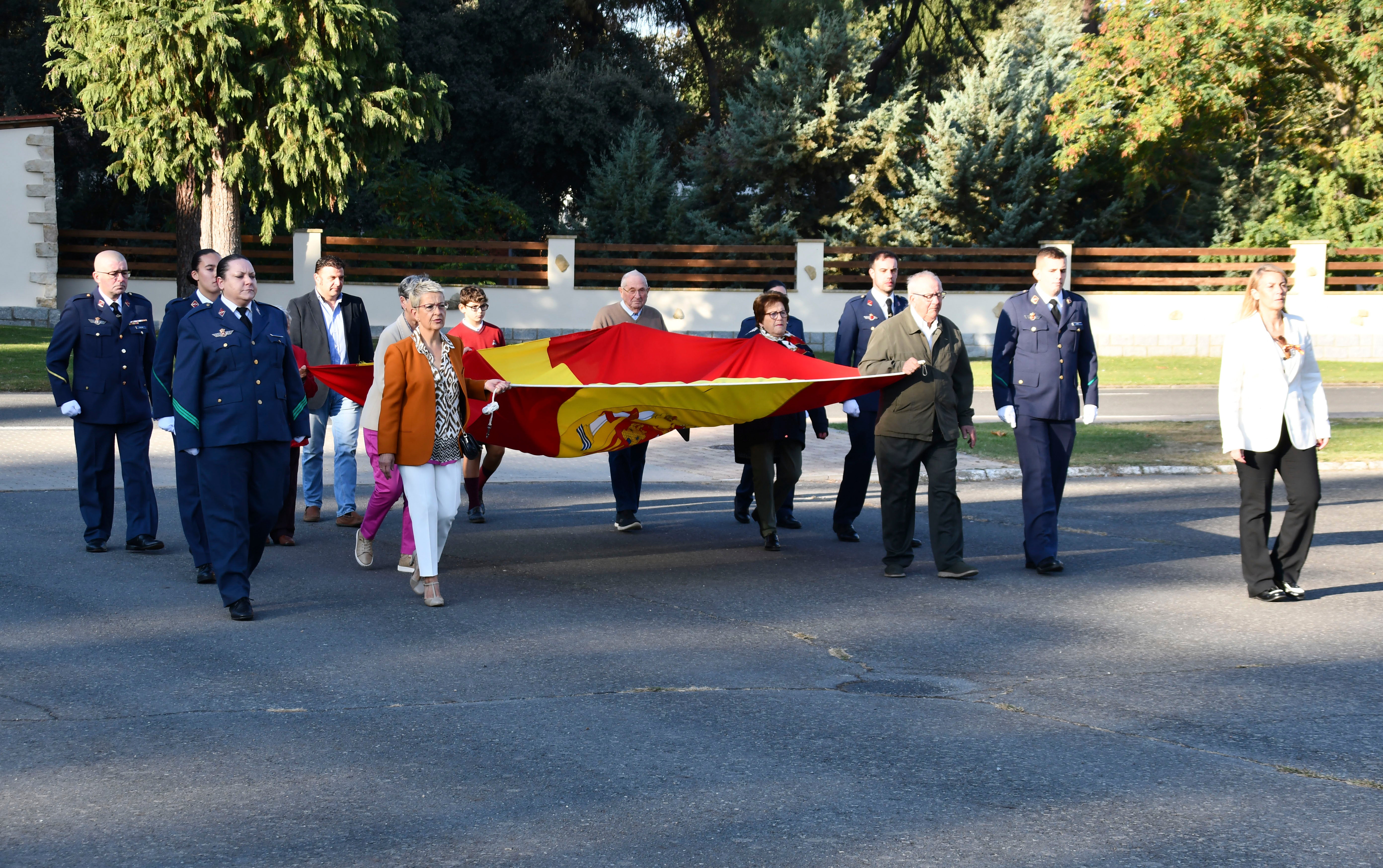 Seis vecinos de Villagonzalo trasladan la bandera nacional al son de una marcha militar en Matacán