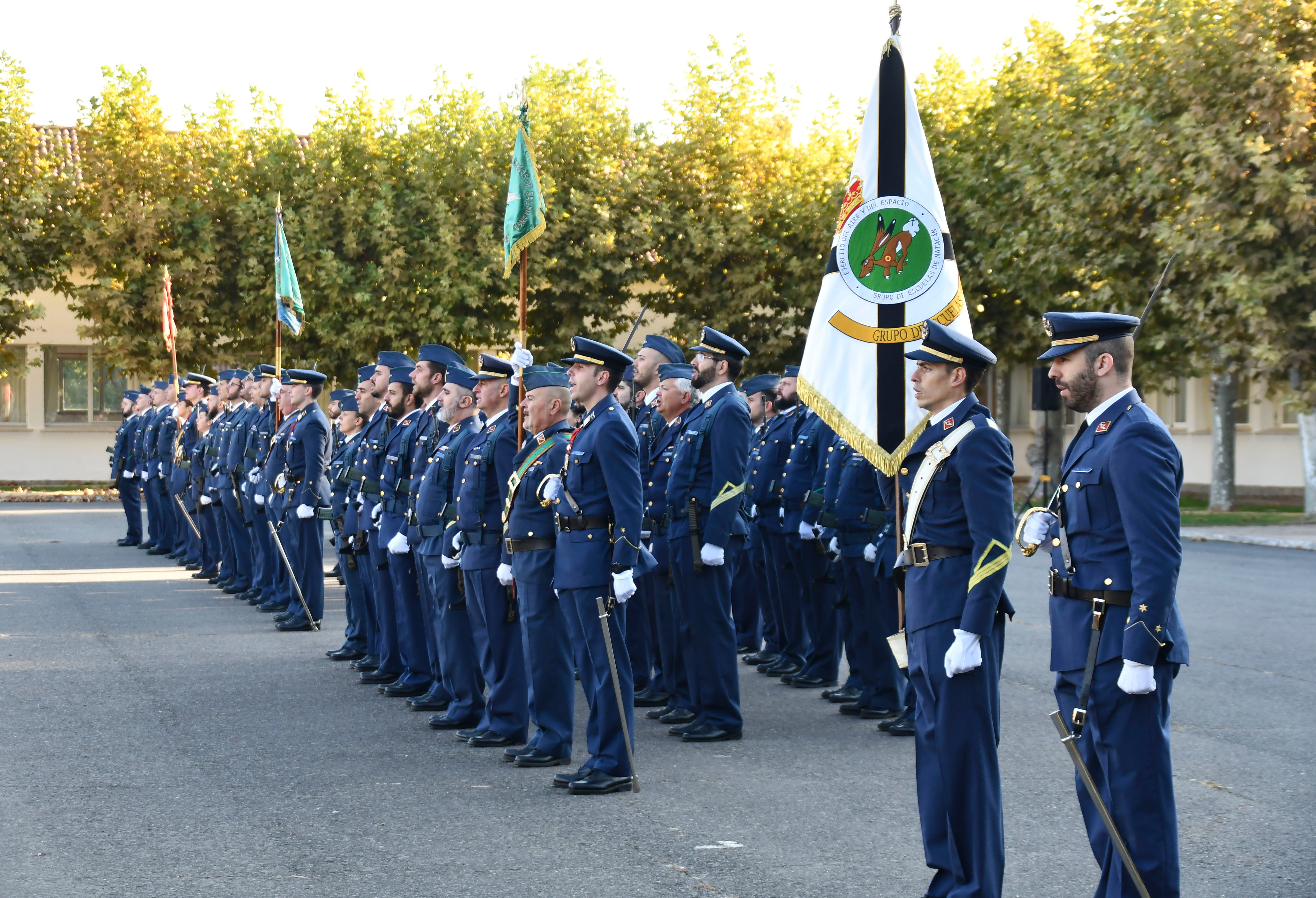 Seis vecinos de Villagonzalo trasladan la bandera nacional al son de una marcha militar en Matacán