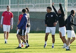 Dani Hernández y Servetti celebran su triunfo en uno de los ejercicios de la sesión de trabajo.