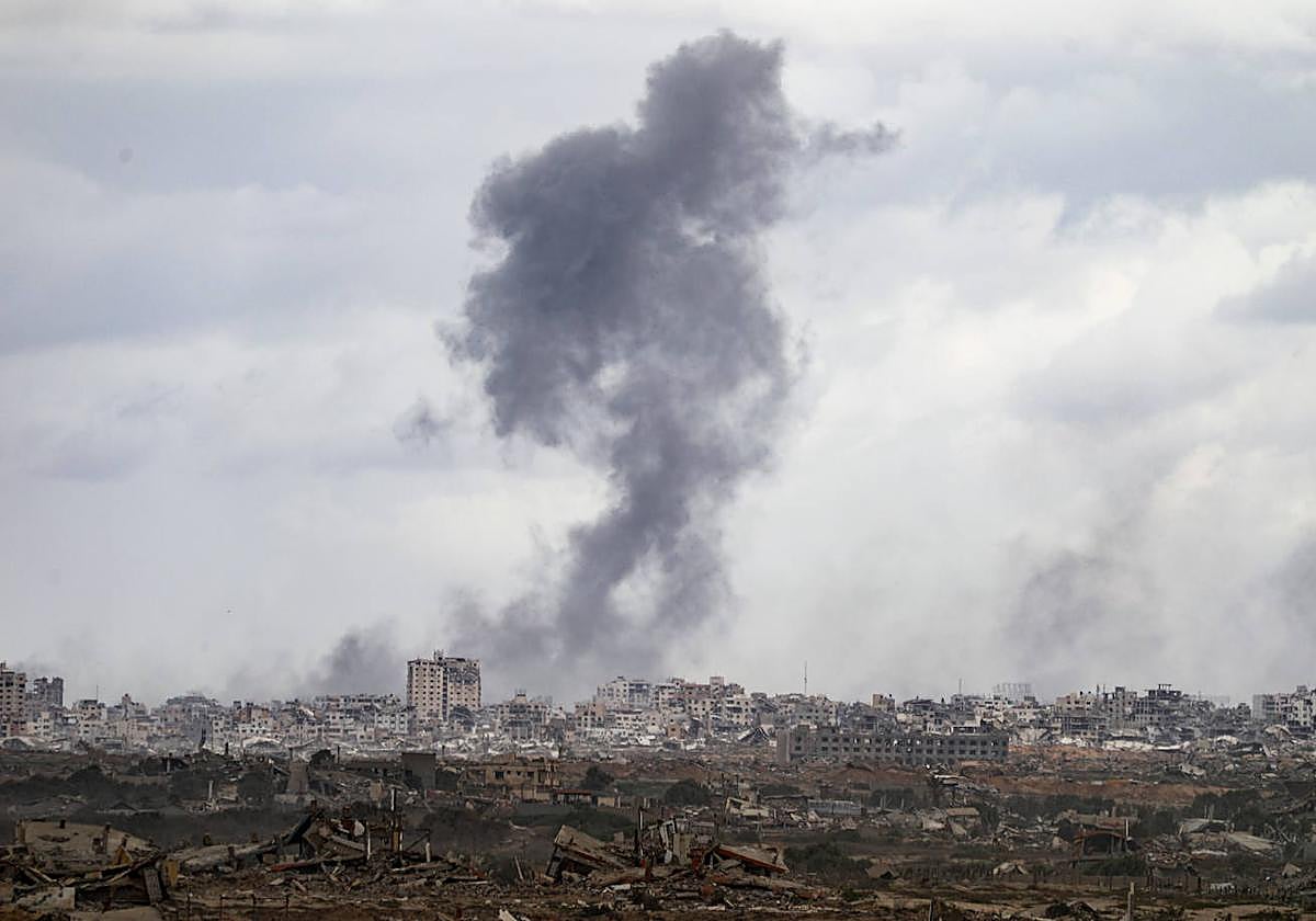 Una columna de humo sale desde la Franja de Gaza.