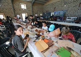 Los jóvenes disfrutaron con las manualidades