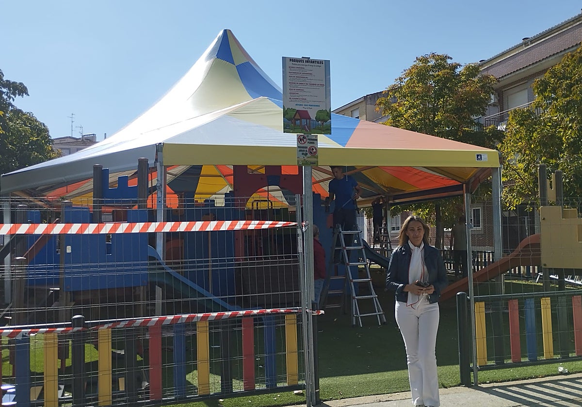 La edil de Obras, Marta Labrador, en el parque del Ángel con la nueva carpa.