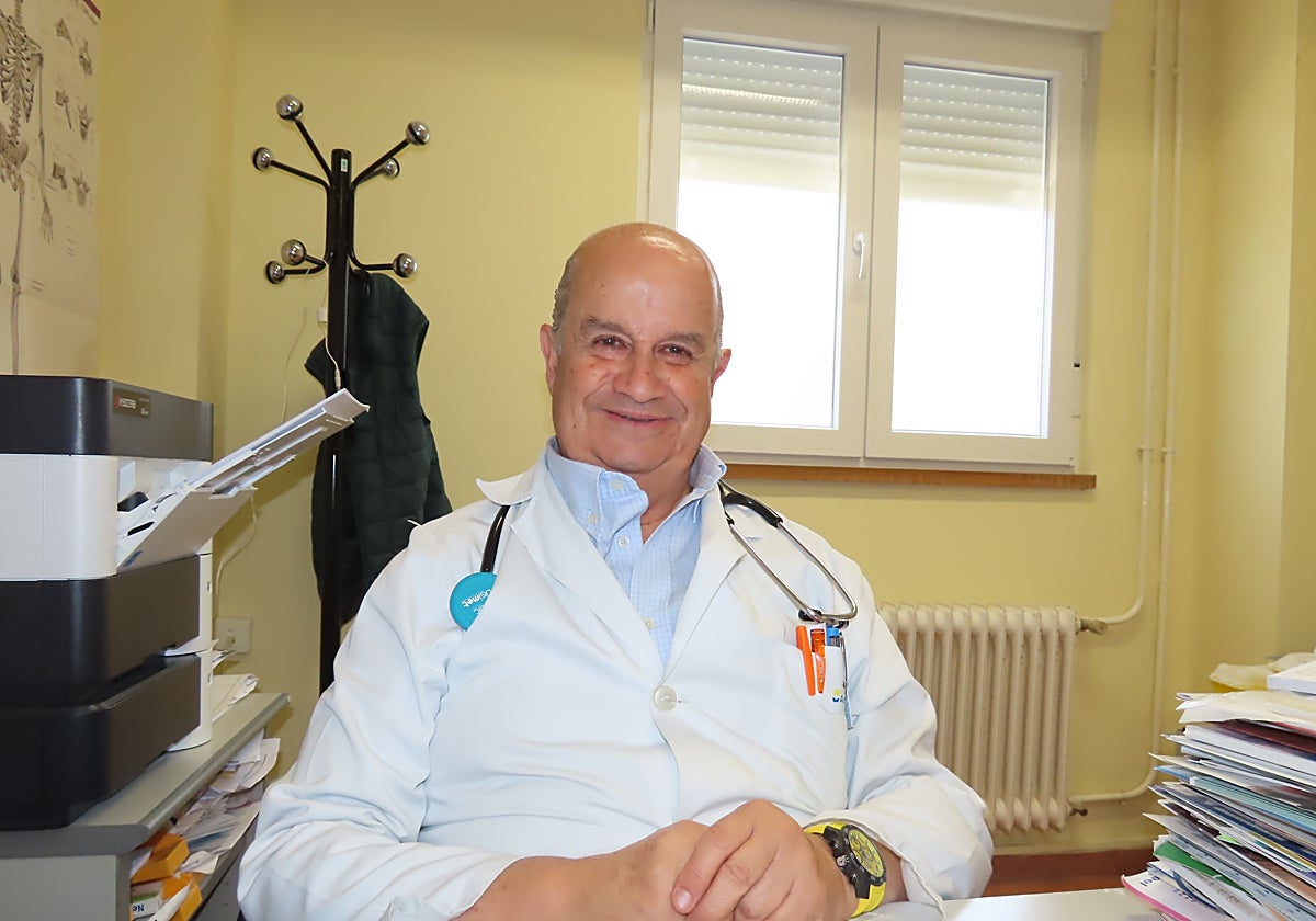 Alfonso Sánchez Escudero en su consulta de Peñaranda de Bracamonte.