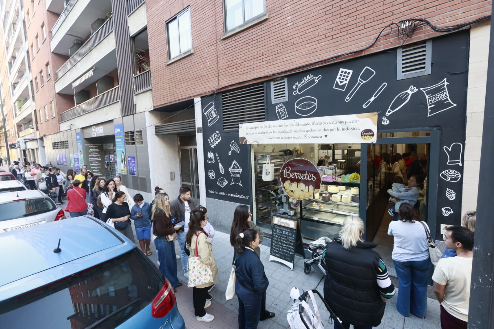 El adiós más dulce: colas interminables en el último día de la pastelería inclusiva