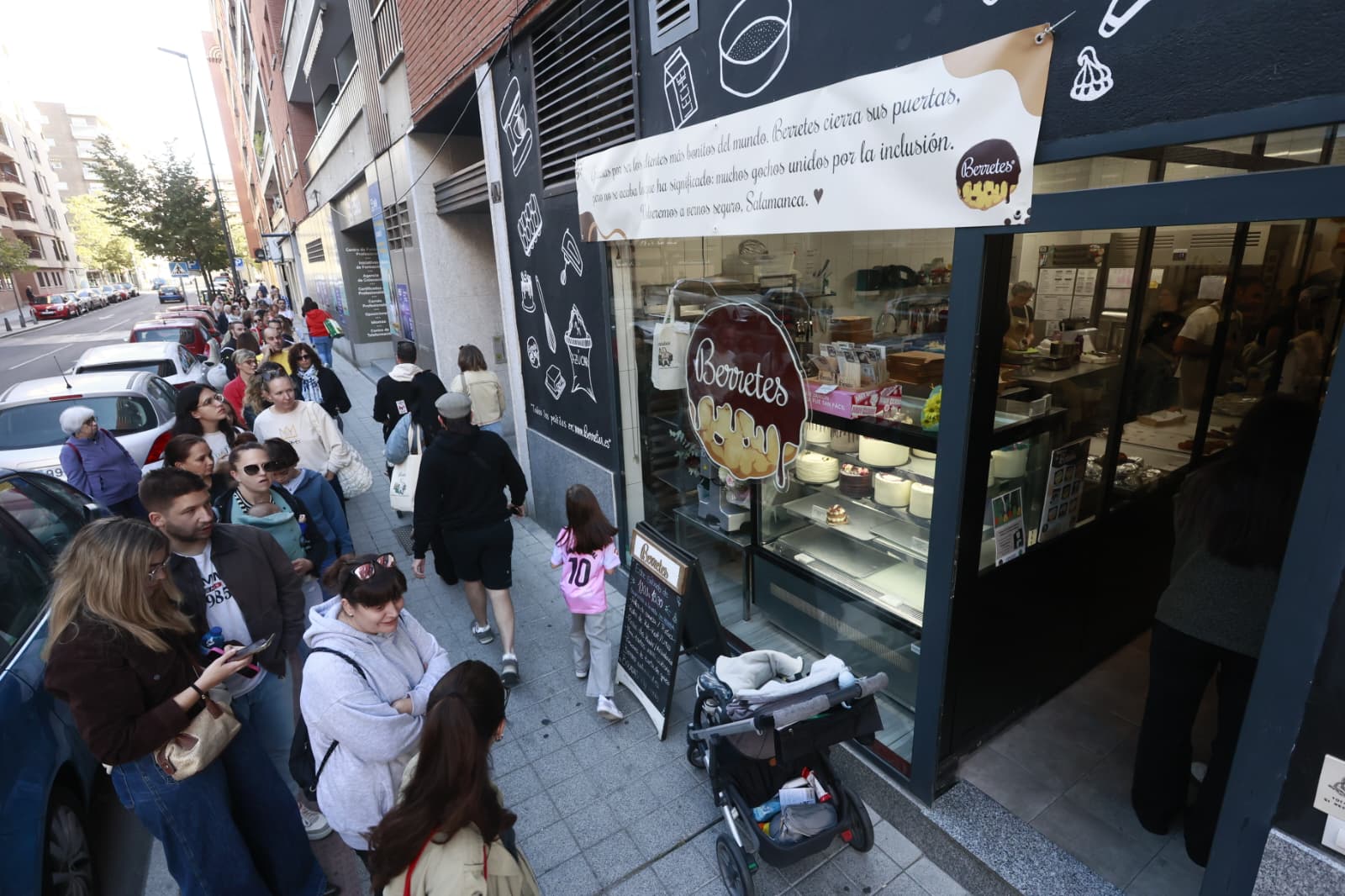 El adiós más dulce: colas interminables en el último día de la pastelería inclusiva