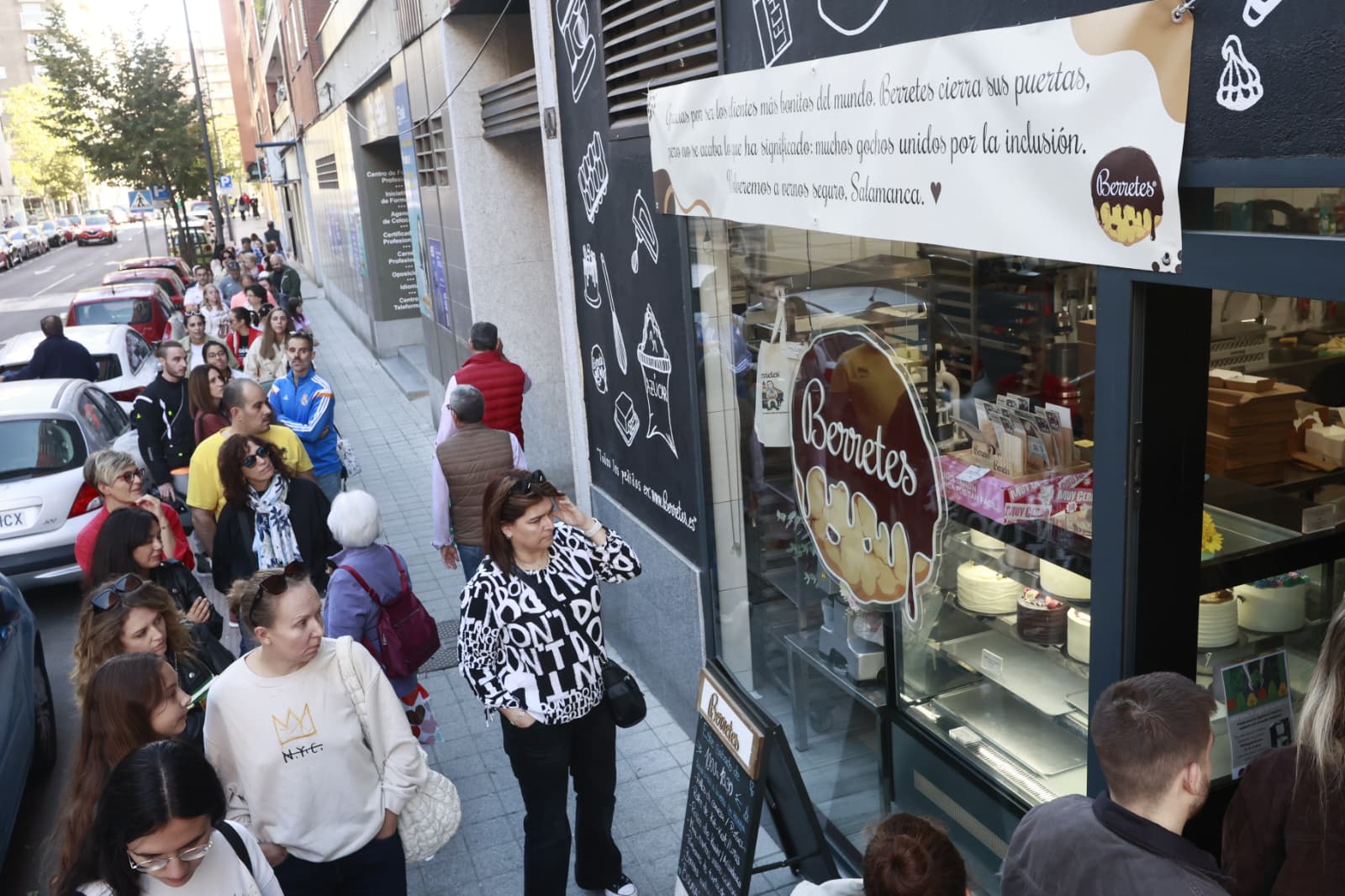 El adiós más dulce: colas interminables en el último día de la pastelería inclusiva