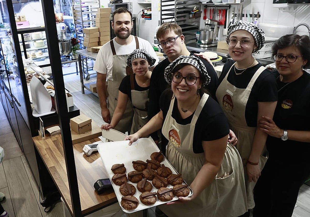 Blanca junto a su equipo en el último día de la pastelería Berretes.