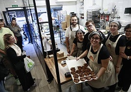 Blanca junto a su equipo en el último día de la pastelería Berretes.