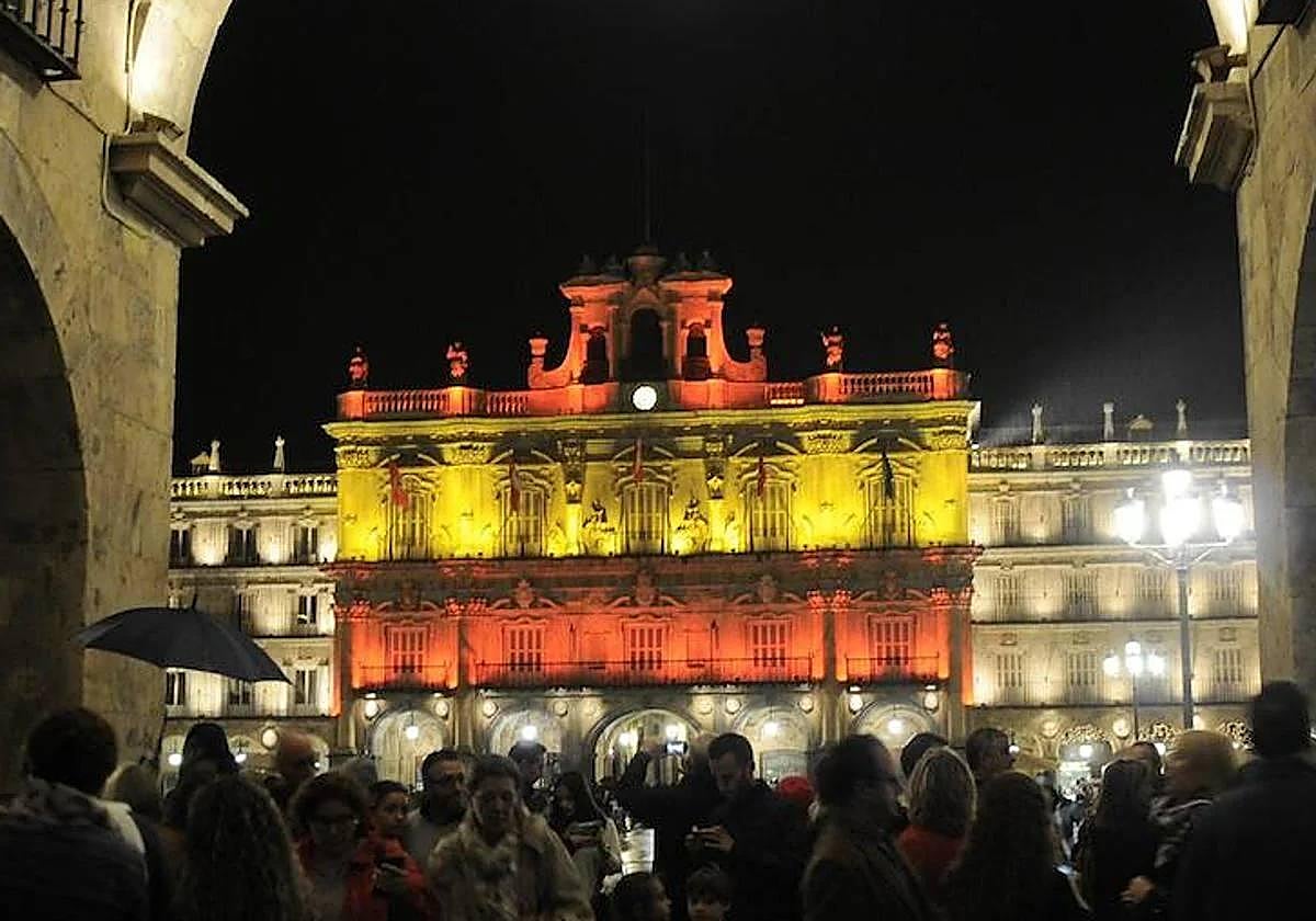 La Plaza Mayor ilumada con la bandera de España con motivo del 12 de octubre.