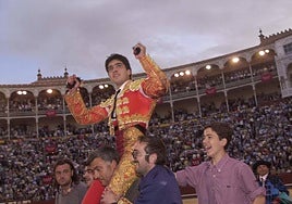 Javíer Castaño fue elegido como mejor novillero de la temporada por parte de la Federación Taurina de España en el año 2000.