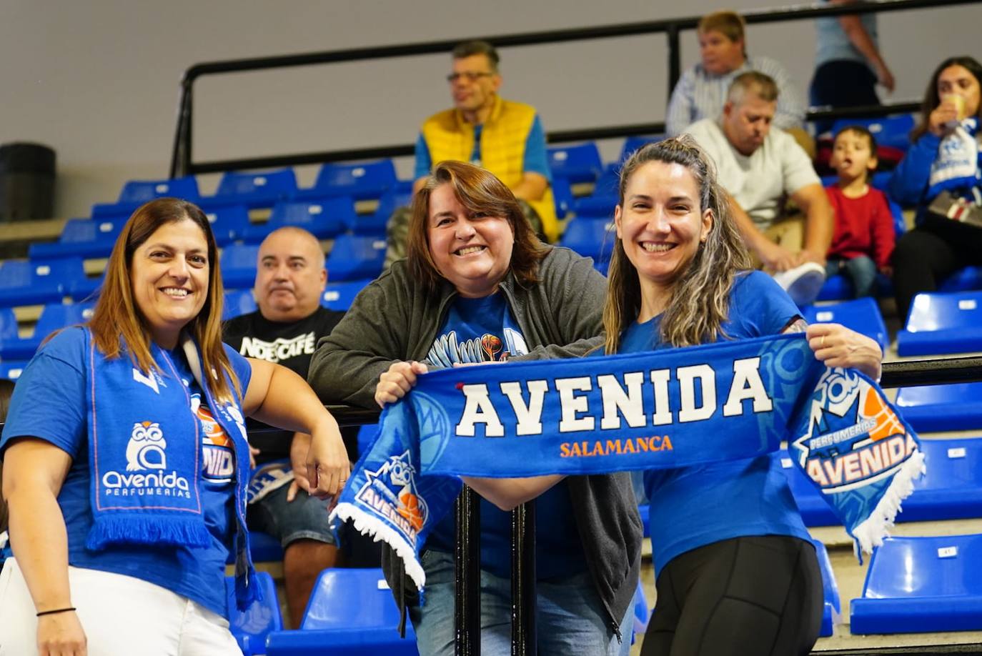 La afición no falló a Avenida en su debut liguero en casa: búscate en la grada