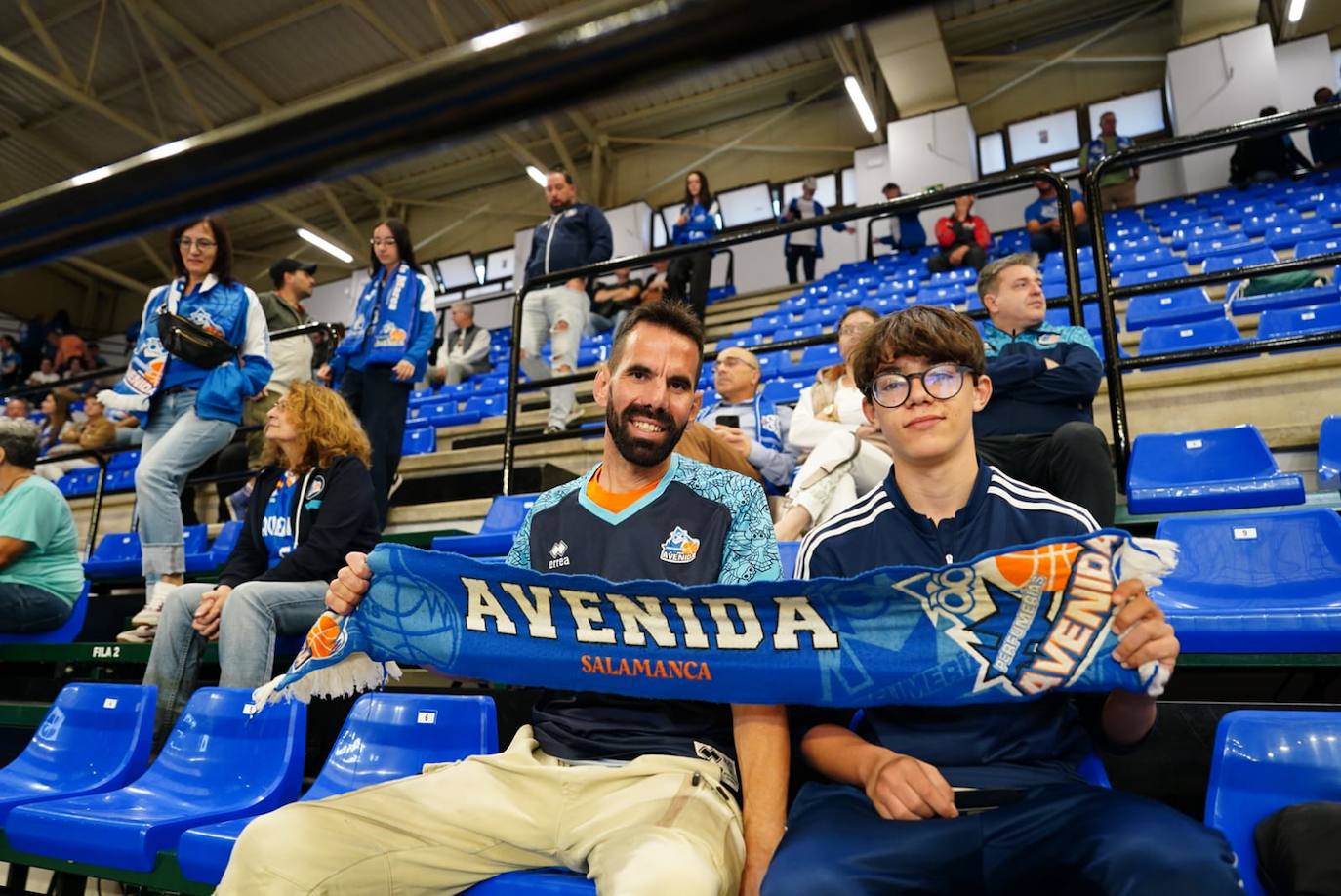 La afición no falló a Avenida en su debut liguero en casa: búscate en la grada